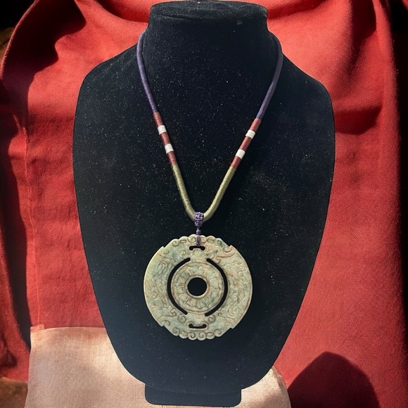 Vintage…Elegant Jade Pendant Necklace - Picture 7 of 8